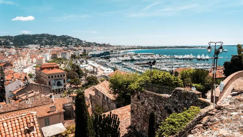 Vue aérienne de la baie de Cannes et de sa marina - guide des options de réparation Mac à Cannes par MacPlace