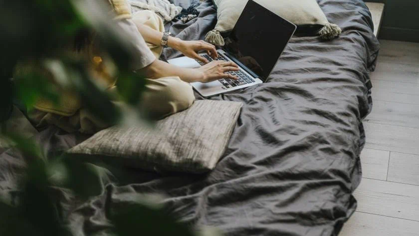 Ordinateur portable posé sur une couette, position qui obstrue les grilles d'aération