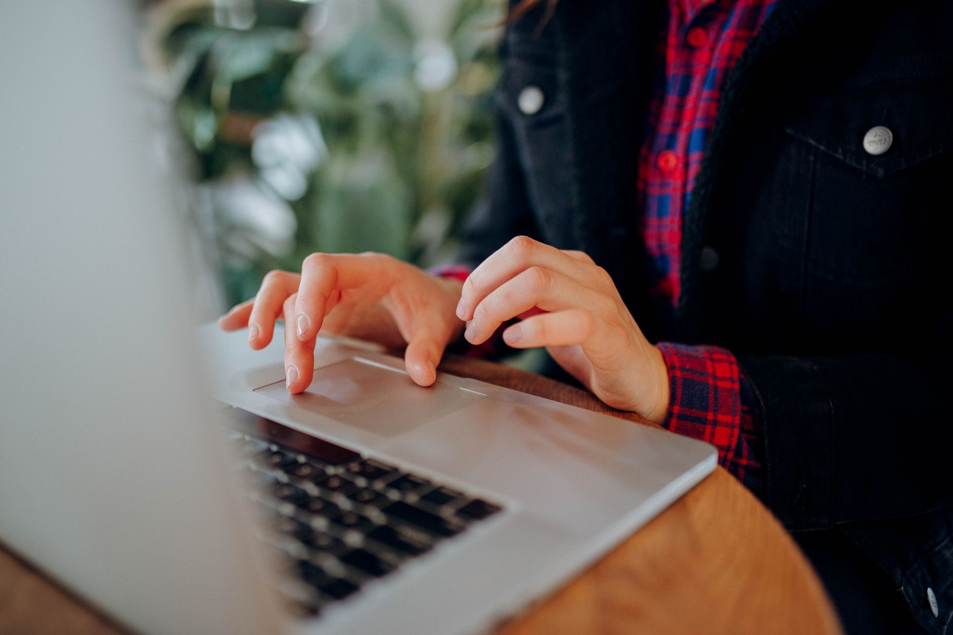 Impossible de faire la mise à jour de votre Mac ? 6 causes et solutions (Guide 2026) 1 Mains sur le clavier d'un ordinateur portable, vérification des réglages système avant une mise à jour