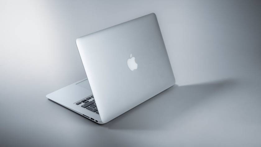 MacBook posé sur un bureau — prix d'une réparation Mac à Toulouse en 2026