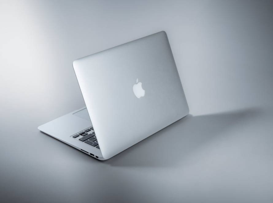 MacBook posé sur un bureau — prix d'une réparation Mac à Toulouse en 2026