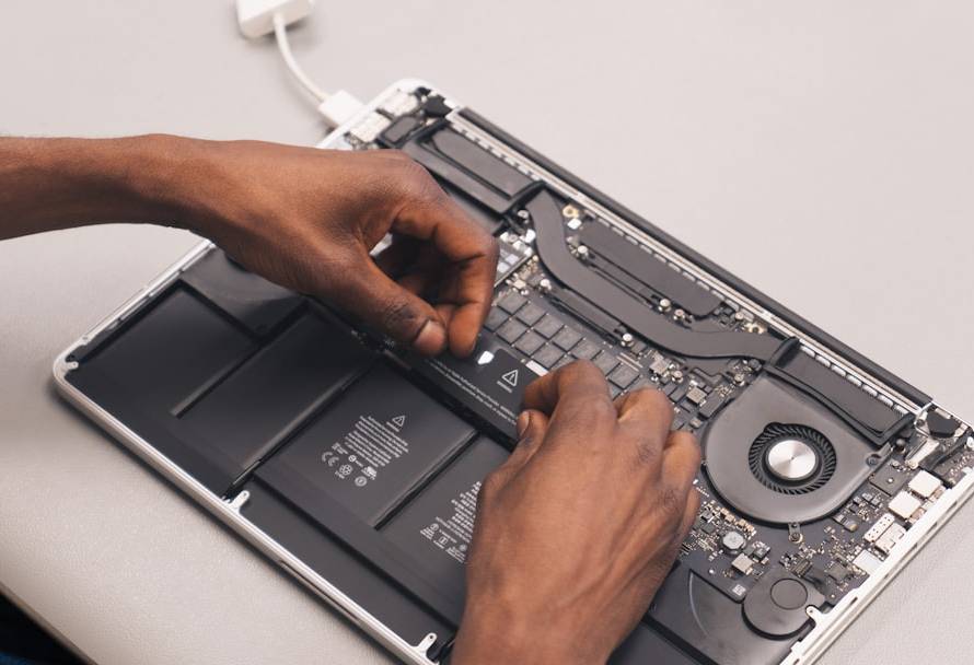 Réparation d'un MacBook Pro en atelier — tarifs 2026 MacPlace