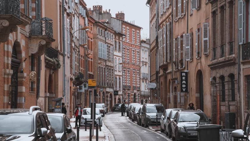 Rue du centre-ville de Toulouse — où faire réparer son Mac à Toulouse