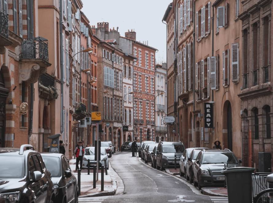 Rue du centre-ville de Toulouse — où faire réparer son Mac à Toulouse
